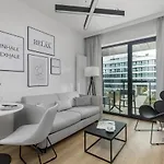 Modern Shellter Beachside By Renters ロゴボ