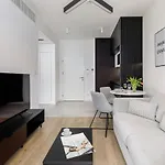 Modern Shellter Beachside By Renters