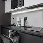 Modern Shellter Beachside By Renters アパート ロゴボ