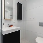 Modern Shellter Beachside By Renters ロゴボ