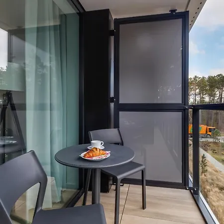 Modern Shellter Beachside By Renters ロゴボ