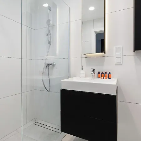 Modern Shellter Beachside By Renters *