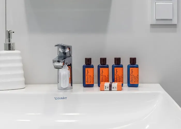 Modern Shellter Beachside By Renters *